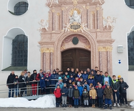 Foto 1_KBB_Heimat auf Zeit_Vor Basilika St. Benedikt