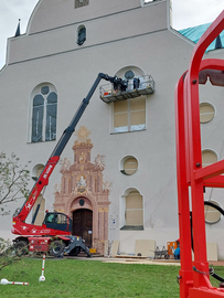 Anbringung von Holzplatten zur Abdichtung der Fenster an der Basilika des Klosters Benediktbeuern nach dem Unwetter am 26. August 2023